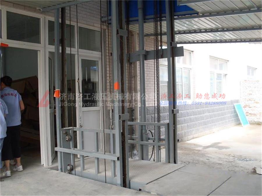 室外導軌式升降貨梯